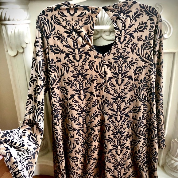 ⭐️🖤 UNIQUE 🖤⭐️ NWT eci Velvet Bell Sleeve Dress - Picture 7 of 14